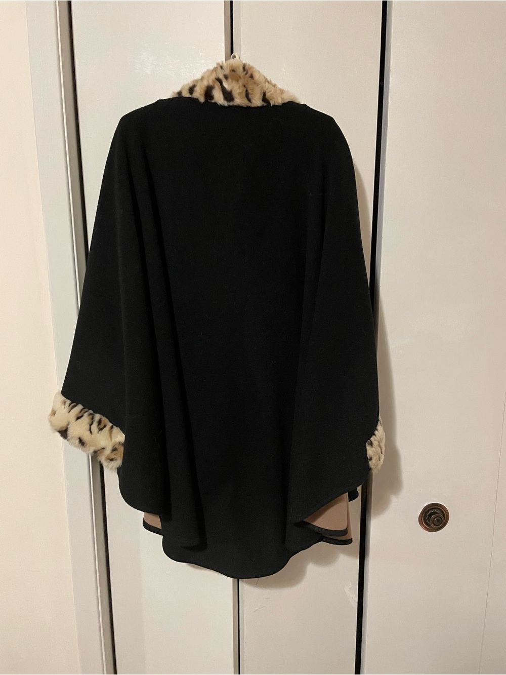 Ladies Black Cape With Faux Fur Collar One Size - Picture 2 of 3